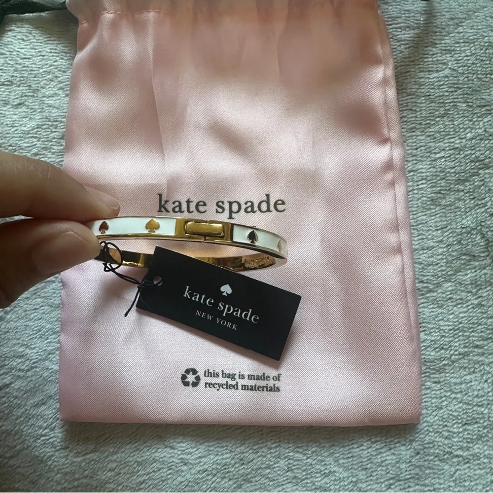 NWT Kate Spade Spot The Spade Clasp Bangle Bracelet Gold/White‎